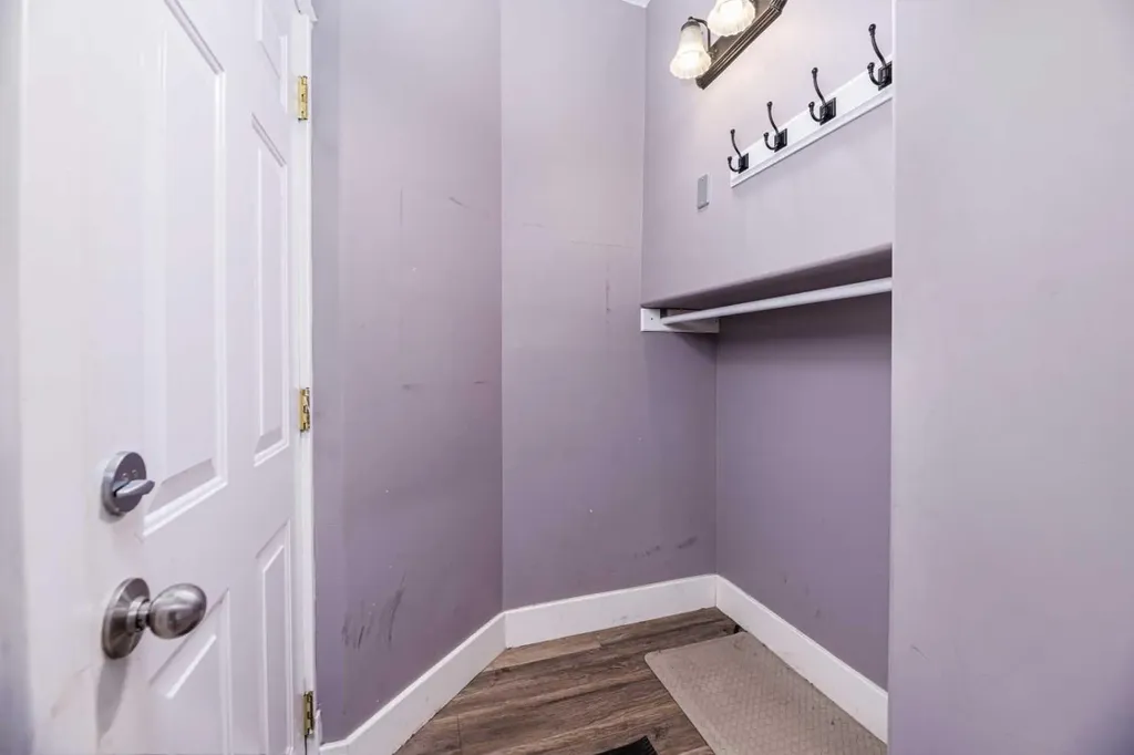 4929 50 Avenue Lacombe AB T4L 1H4