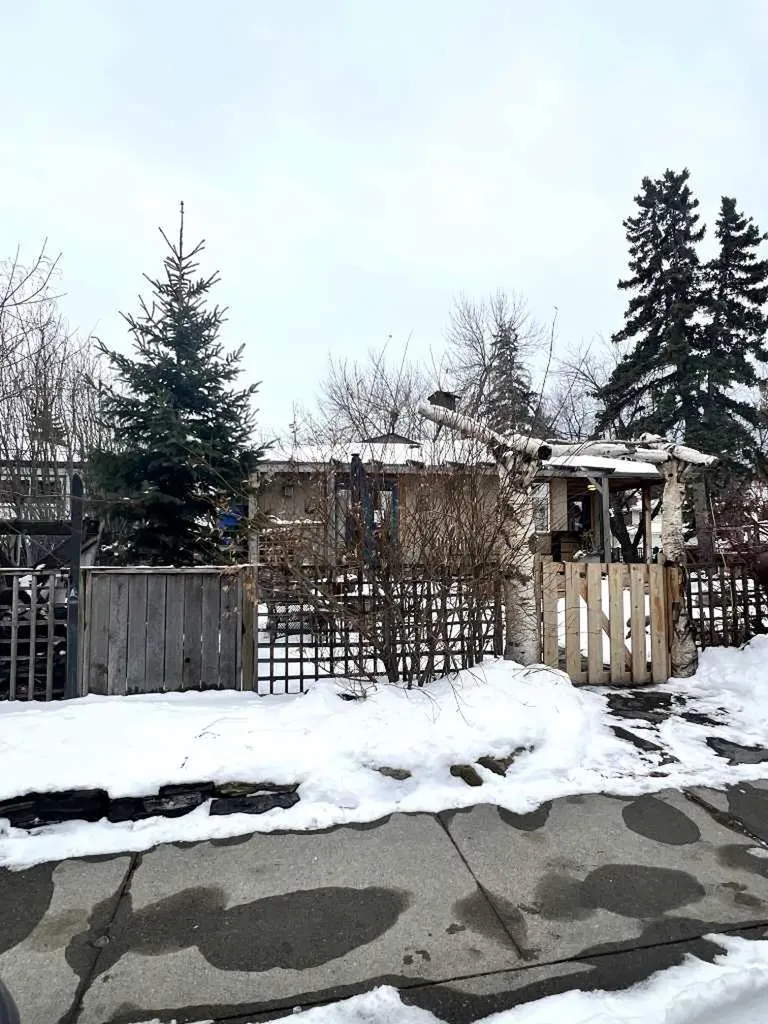 29 Windermere Road SW Calgary AB T3C 3K2