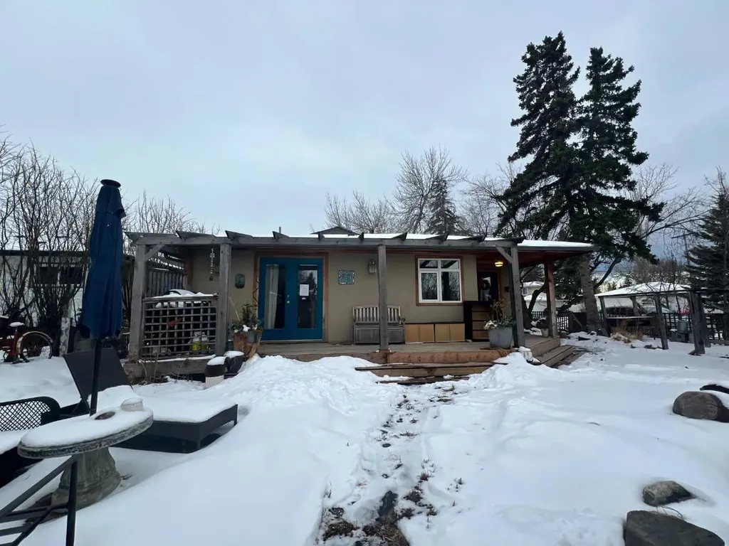 29 Windermere Road SW Calgary AB T3C 3K2