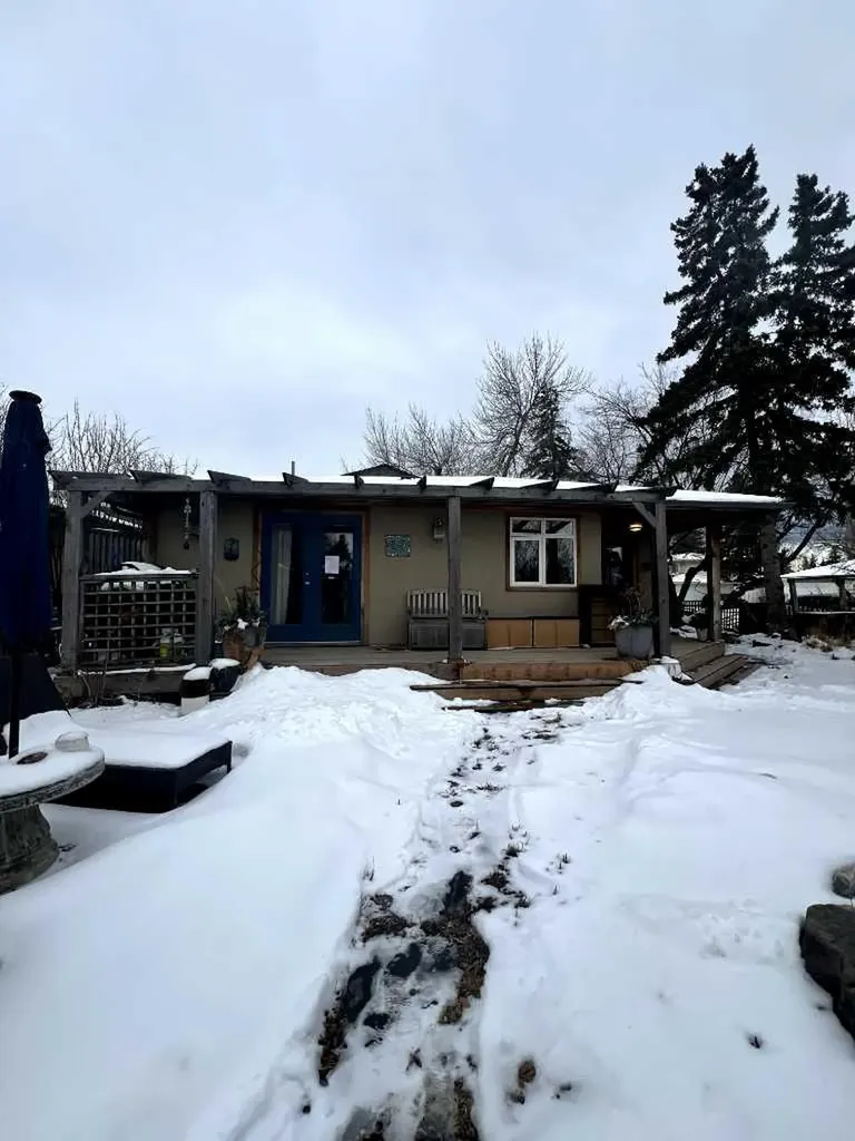 29 Windermere Road SW Calgary AB T3C 3K2