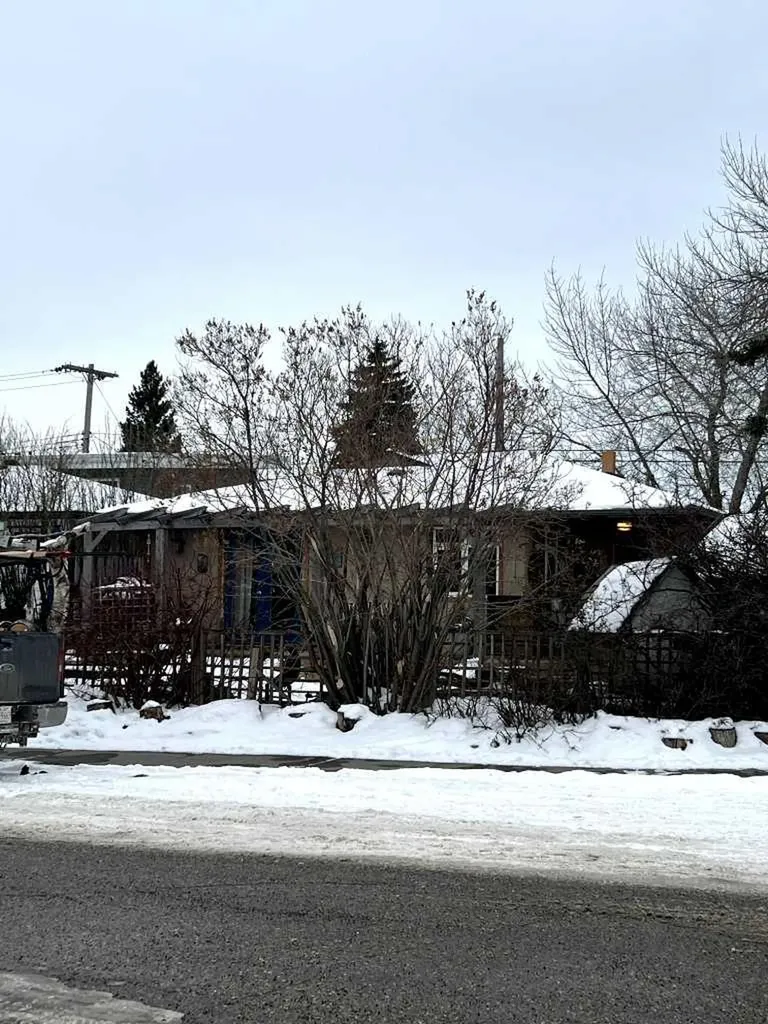 29 Windermere Road SW Calgary AB T3C 3K2