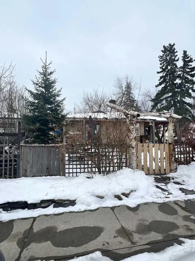 29 Windermere Road SW Calgary AB T3C 3K2