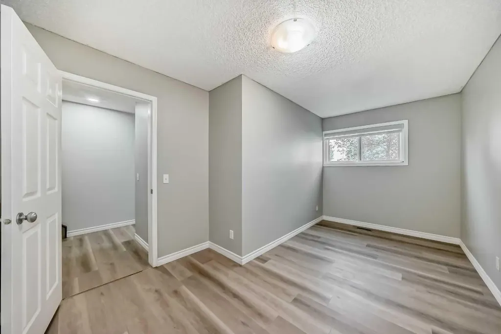 7 Westland Road Okotoks AB T1S 1Z1