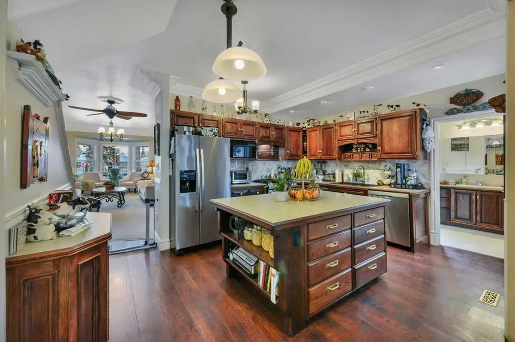 5406 50 Avenue Lacombe AB T4L 1N5