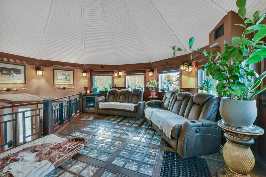 5406 50 Avenue Lacombe AB T4L 1N5