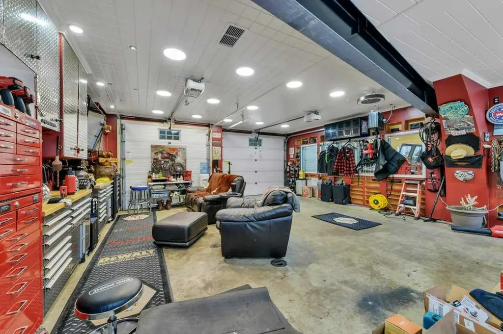5406 50 Avenue Lacombe AB T4L 1N5