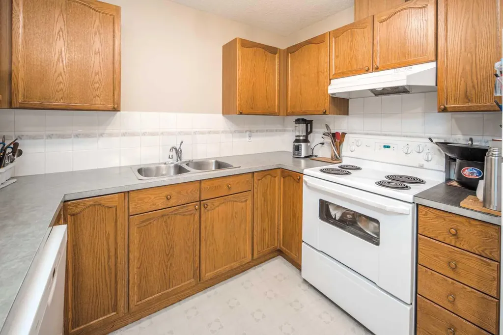7 Harvest Gold Manor NE Calgary AB T3K 4Y3