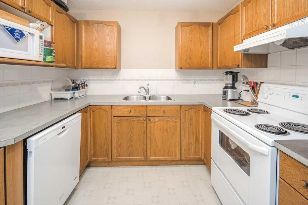 7 Harvest Gold Manor NE Calgary AB T3K 4Y3
