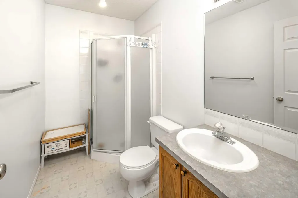 7 Harvest Gold Manor NE Calgary AB T3K 4Y3