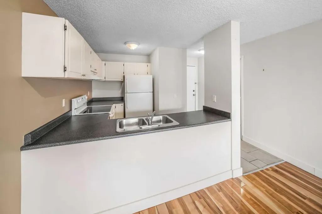 1915 26 Street SW Calgary AB T3E 2A2