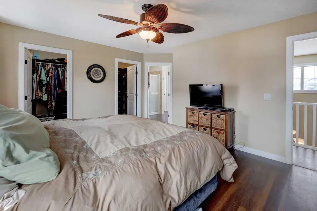 729 Canoe Avenue SW Airdrie AB t4b 3k5