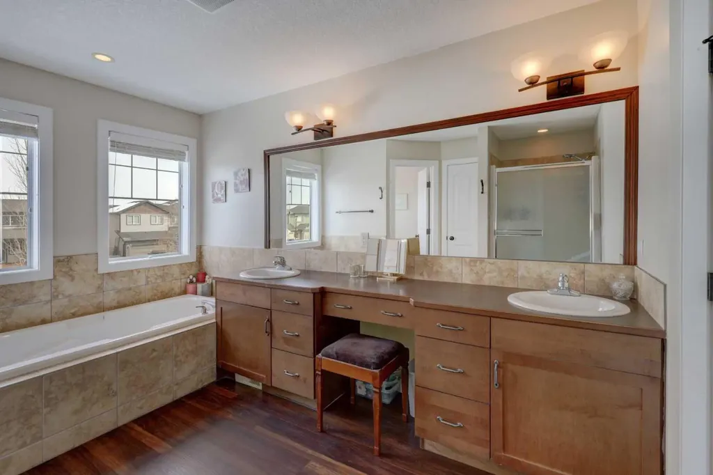 729 Canoe Avenue SW Airdrie AB t4b 3k5