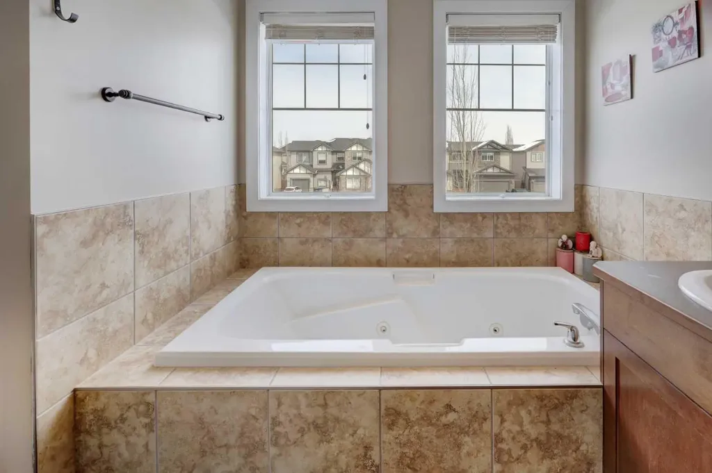729 Canoe Avenue SW Airdrie AB t4b 3k5