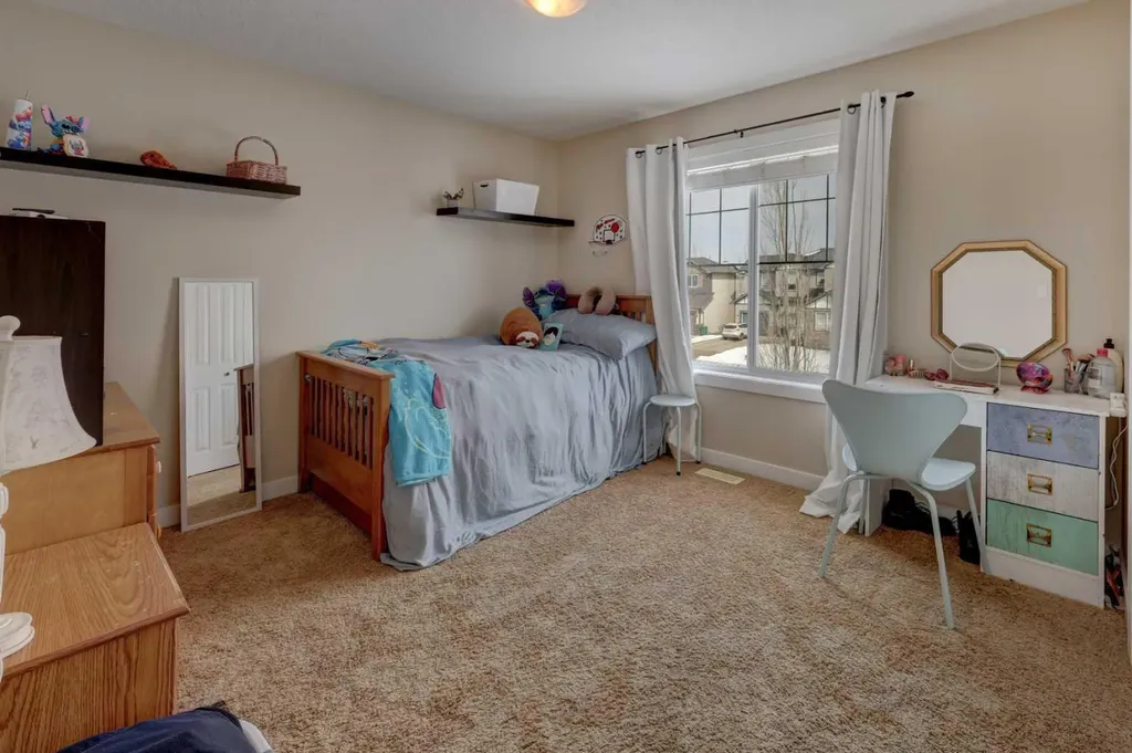 729 Canoe Avenue SW Airdrie AB t4b 3k5