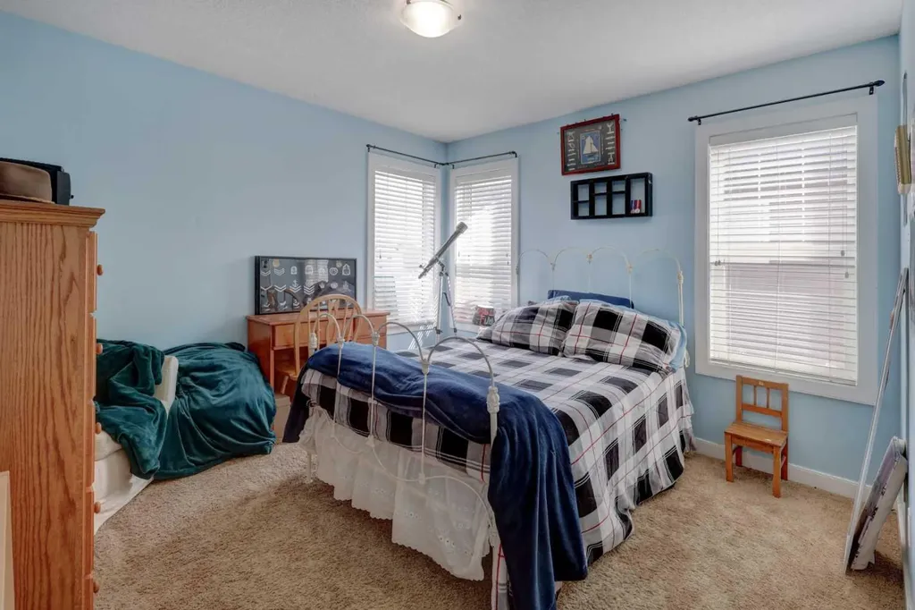 729 Canoe Avenue SW Airdrie AB t4b 3k5