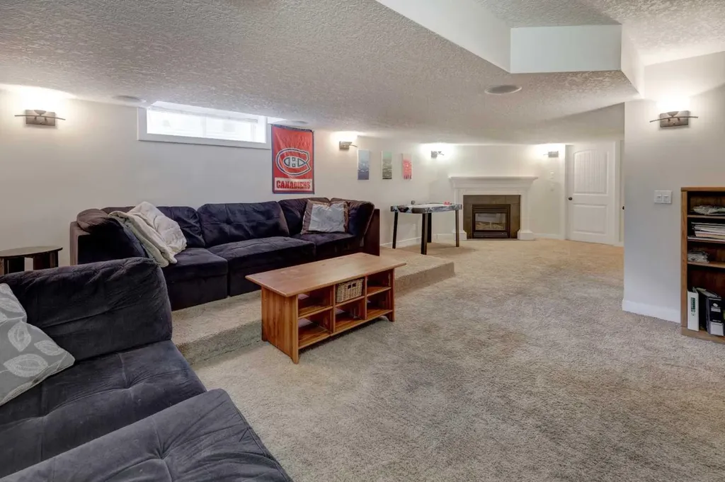 729 Canoe Avenue SW Airdrie AB t4b 3k5