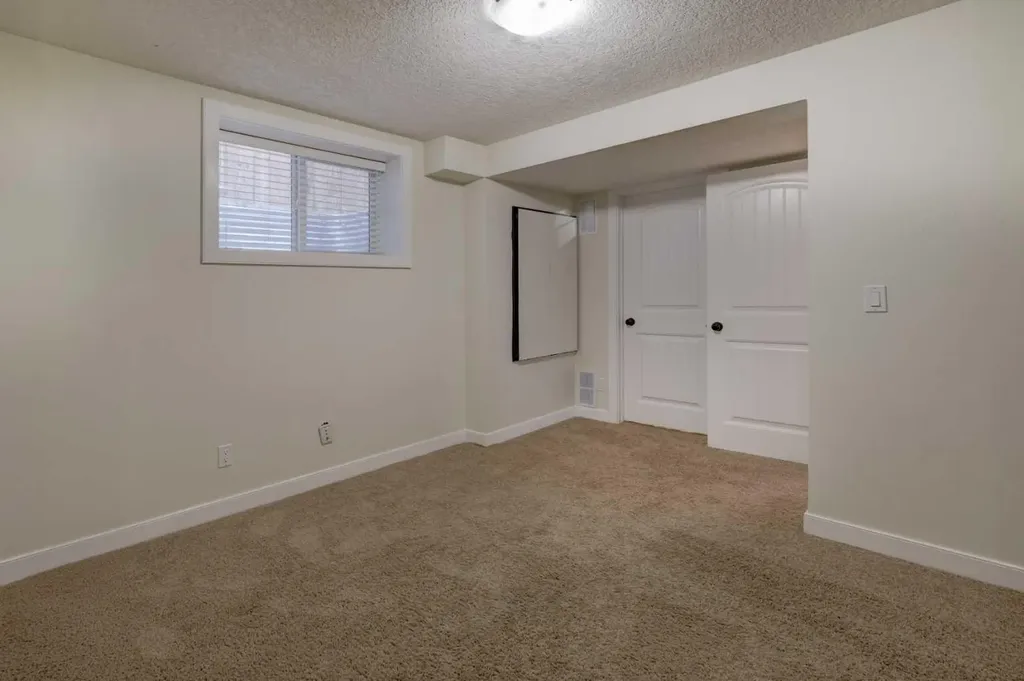 729 Canoe Avenue SW Airdrie AB t4b 3k5