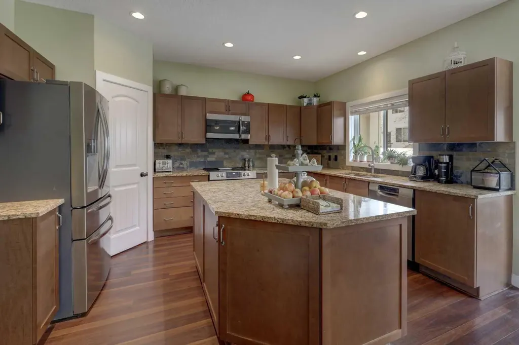 729 Canoe Avenue SW Airdrie AB t4b 3k5