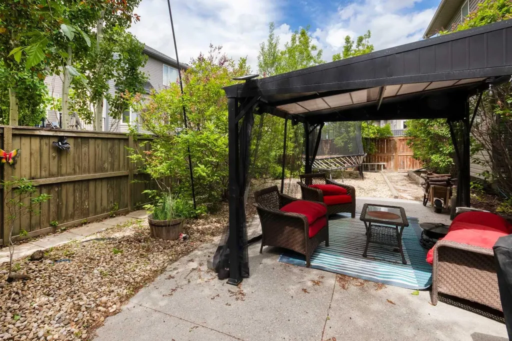 729 Canoe Avenue SW Airdrie AB t4b 3k5
