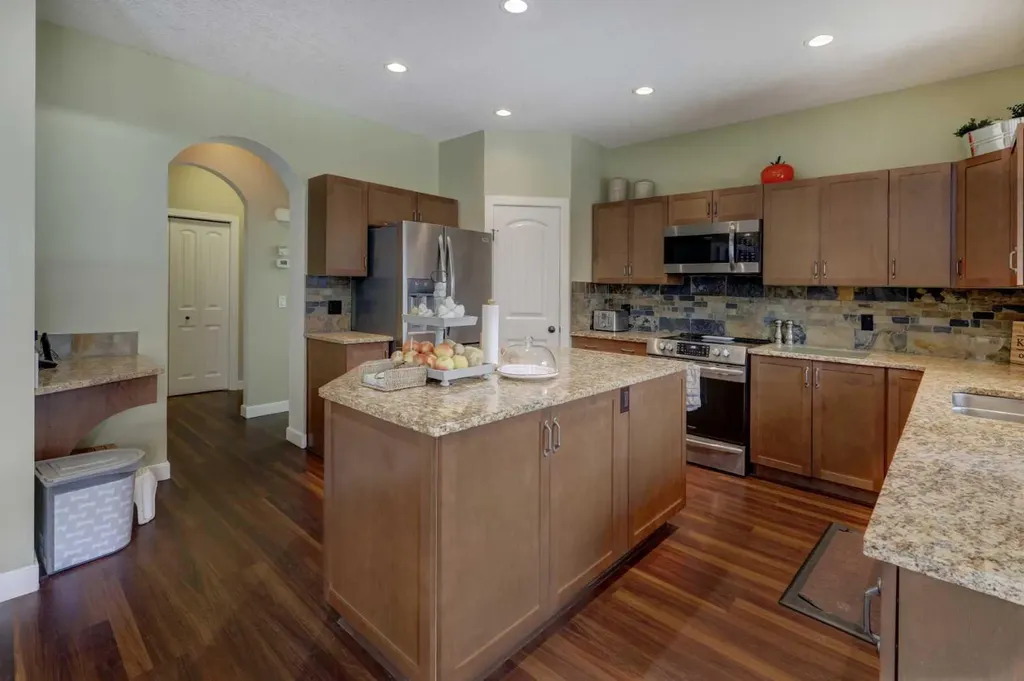 729 Canoe Avenue SW Airdrie AB t4b 3k5