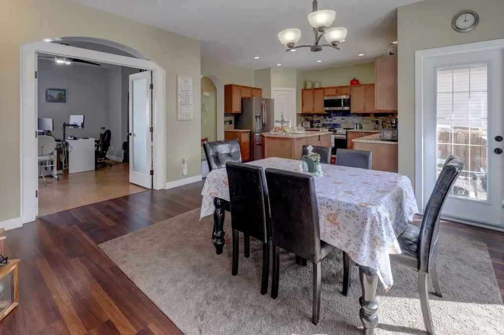 729 Canoe Avenue SW Airdrie AB t4b 3k5