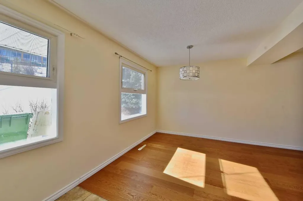 525 32 Avenue NE Calgary AB T2E 2H3