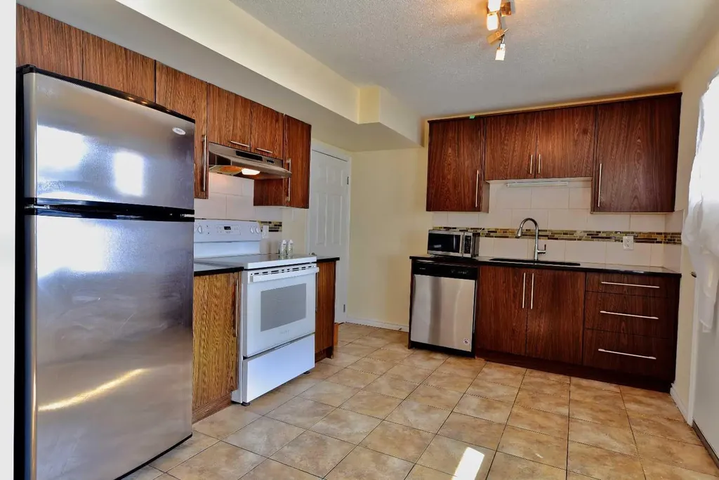 525 32 Avenue NE Calgary AB T2E 2H3