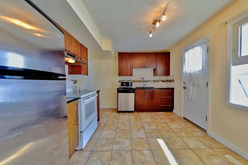 525 32 Avenue NE Calgary AB T2E 2H3