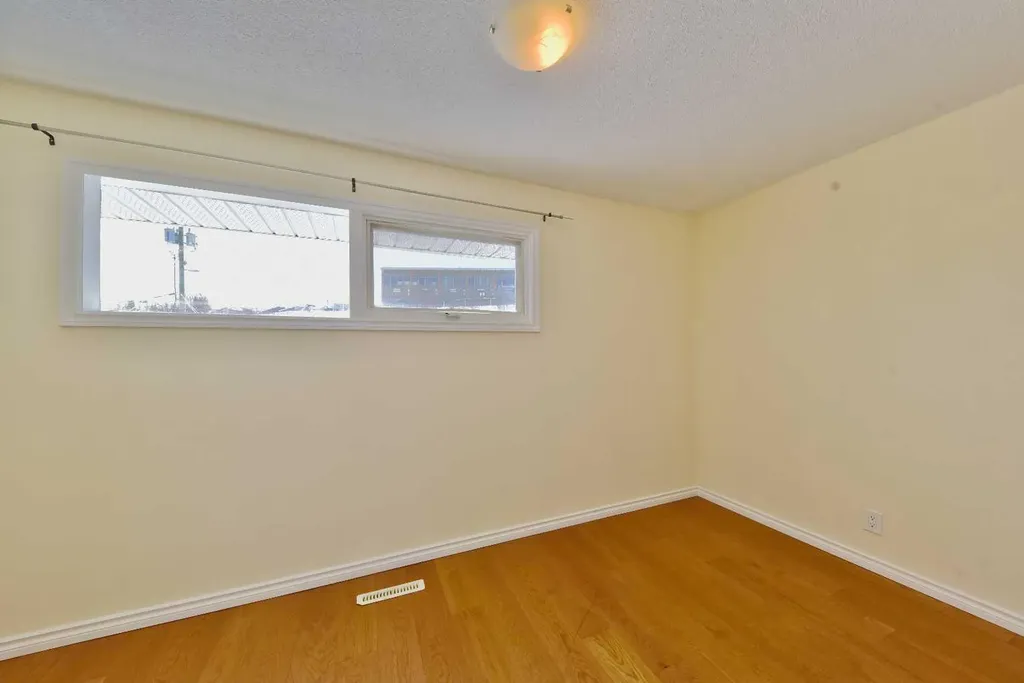 525 32 Avenue NE Calgary AB T2E 2H3