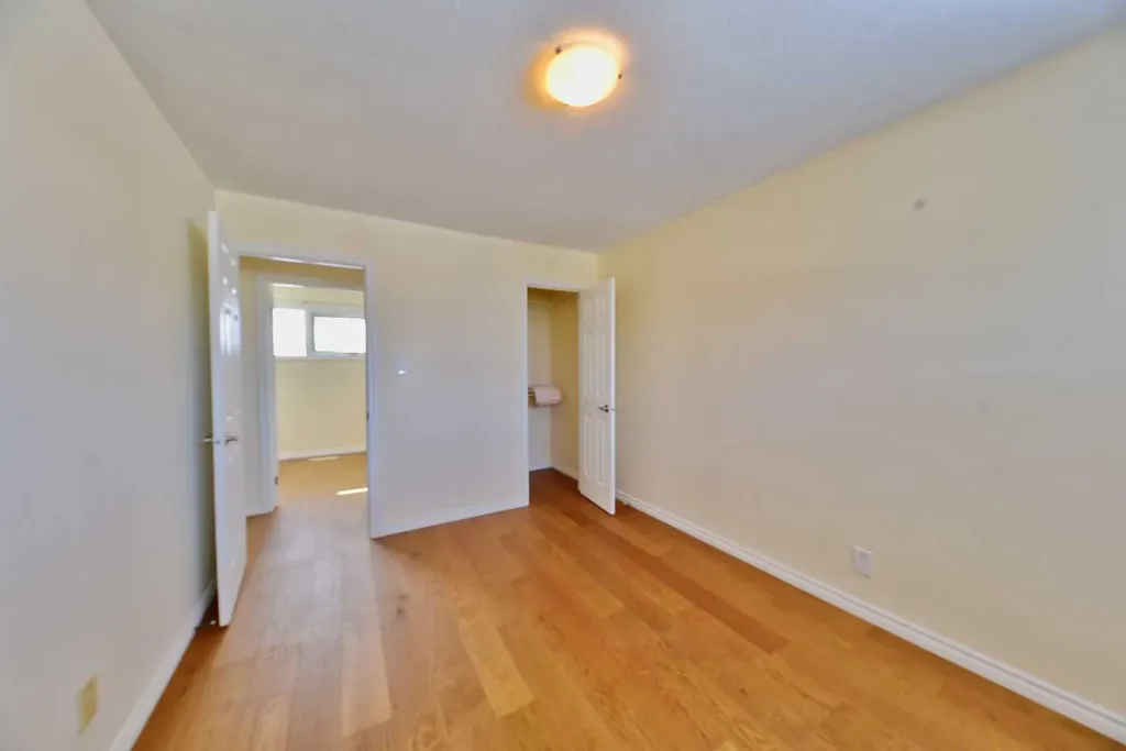 525 32 Avenue NE Calgary AB T2E 2H3