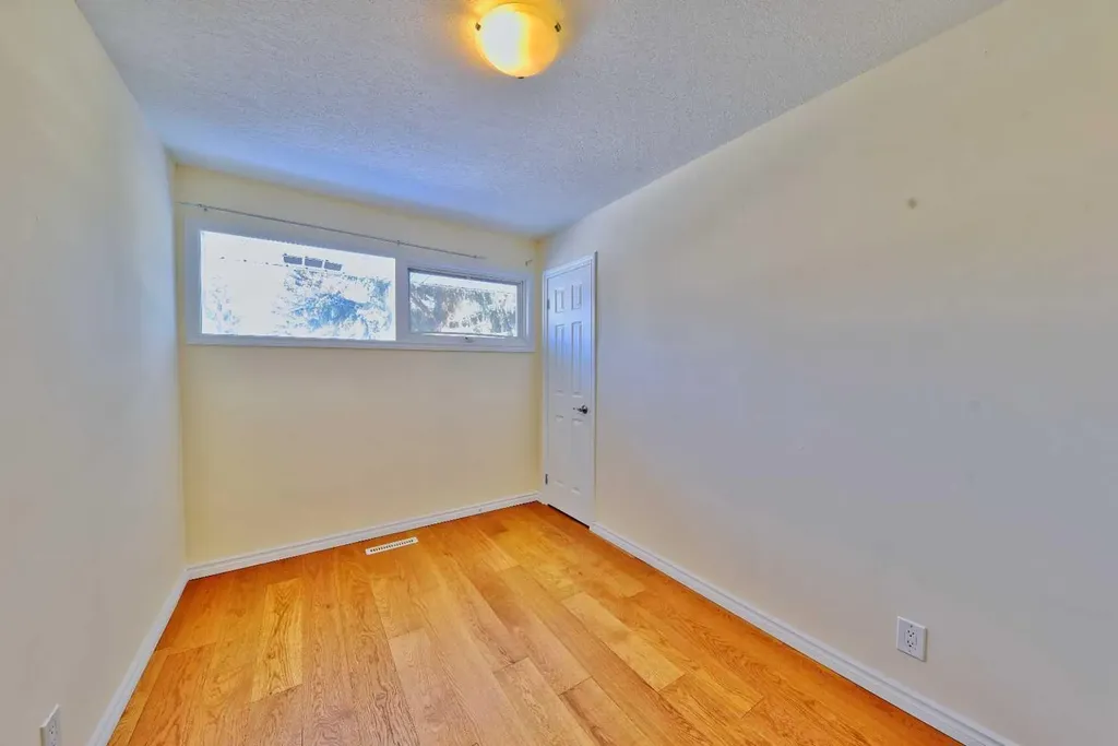525 32 Avenue NE Calgary AB T2E 2H3