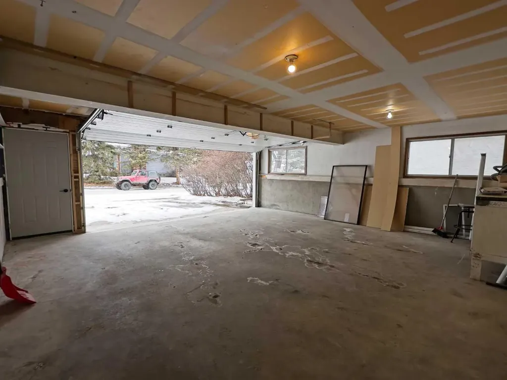 7032 78 Street NW Calgary AB T3B 4H9