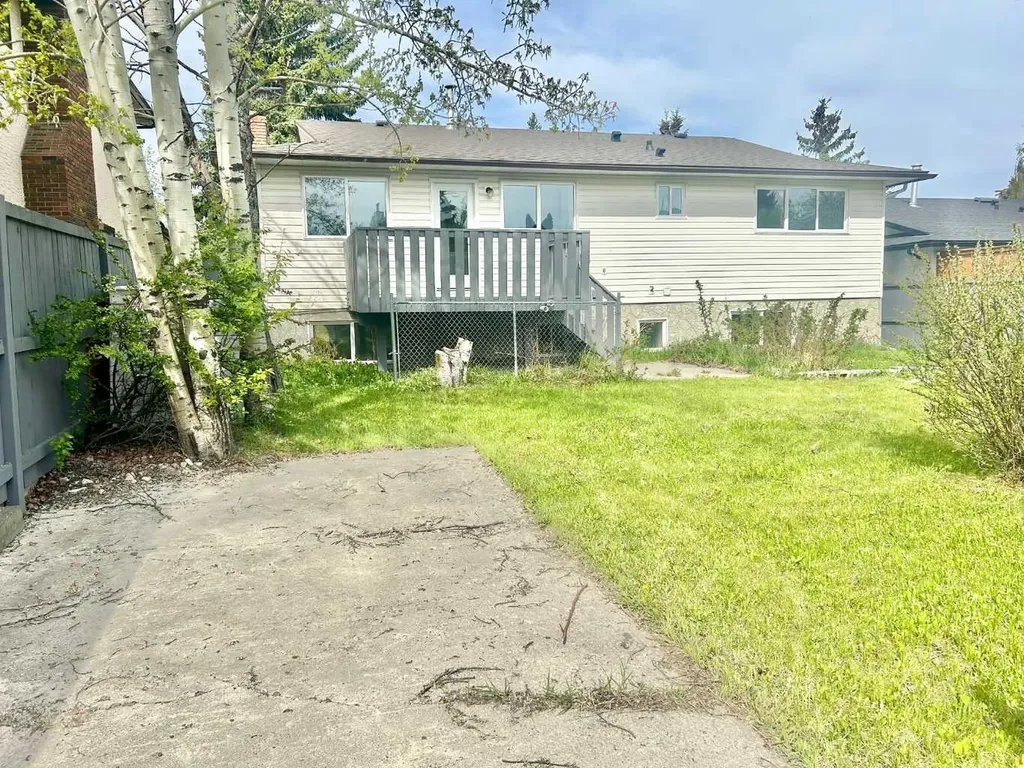 7032 78 Street NW Calgary AB T3B 4H9