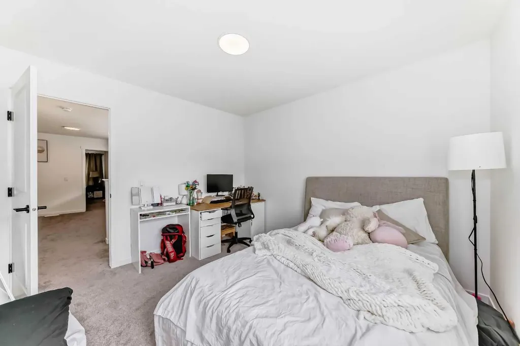 171 Hotchkiss Manor SE Calgary AB T3S 0G5