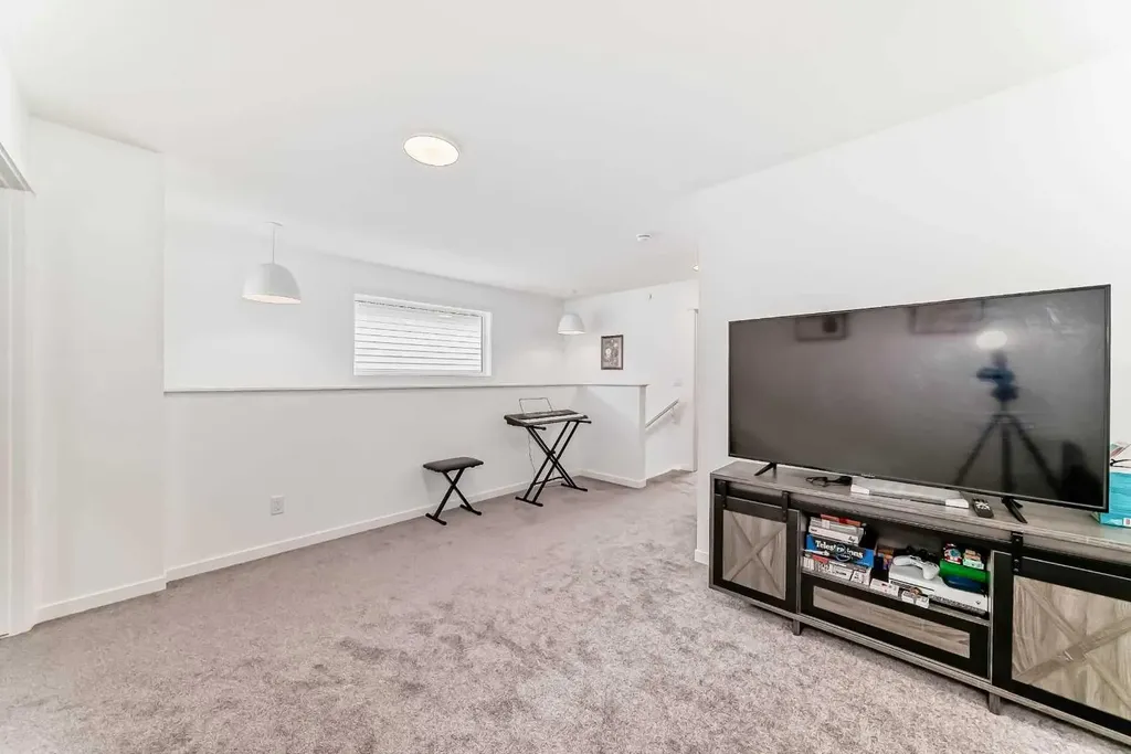 171 Hotchkiss Manor SE Calgary AB T3S 0G5