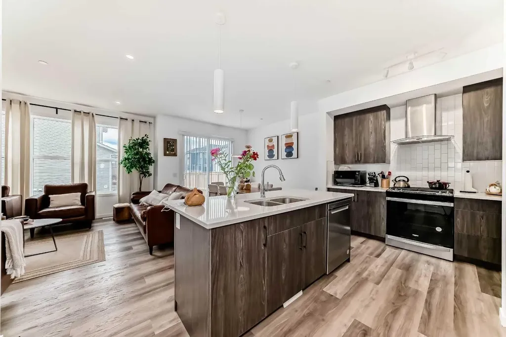 171 Hotchkiss Manor SE Calgary AB T3S 0G5