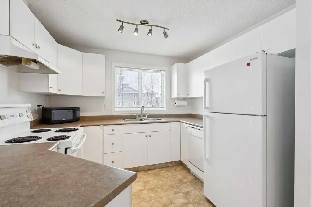 604 8 Street SW Airdrie AB T4B 2W4