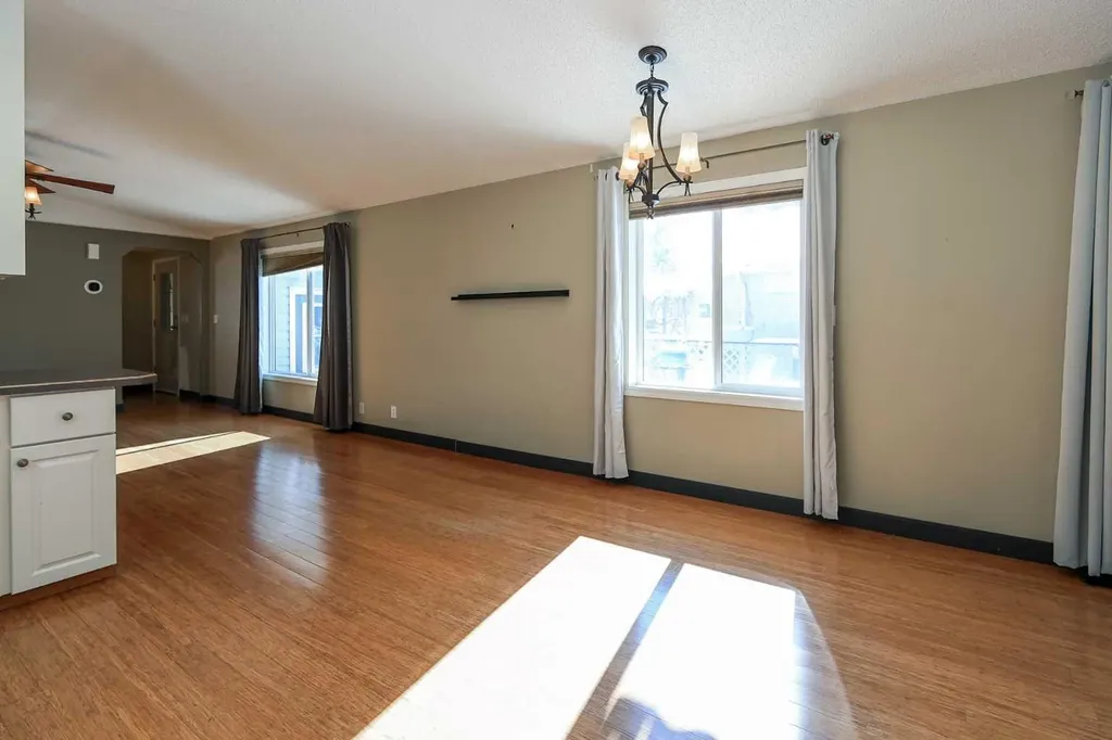 4915 Doncaster Avenue Red Deer AB T4R 2Z8