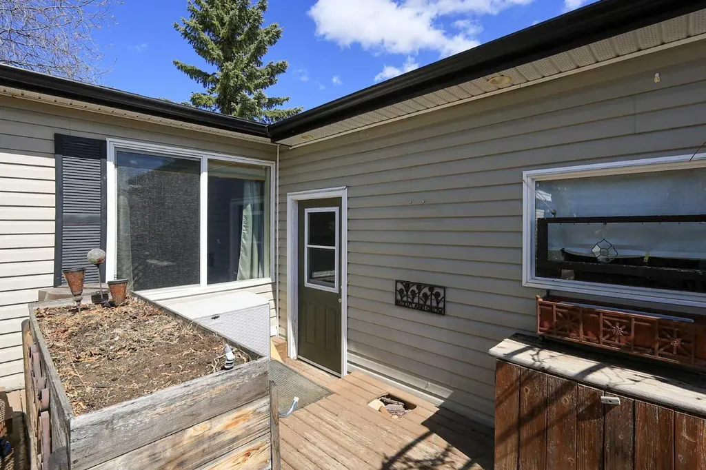 4915 Doncaster Avenue Red Deer AB T4R 2Z8
