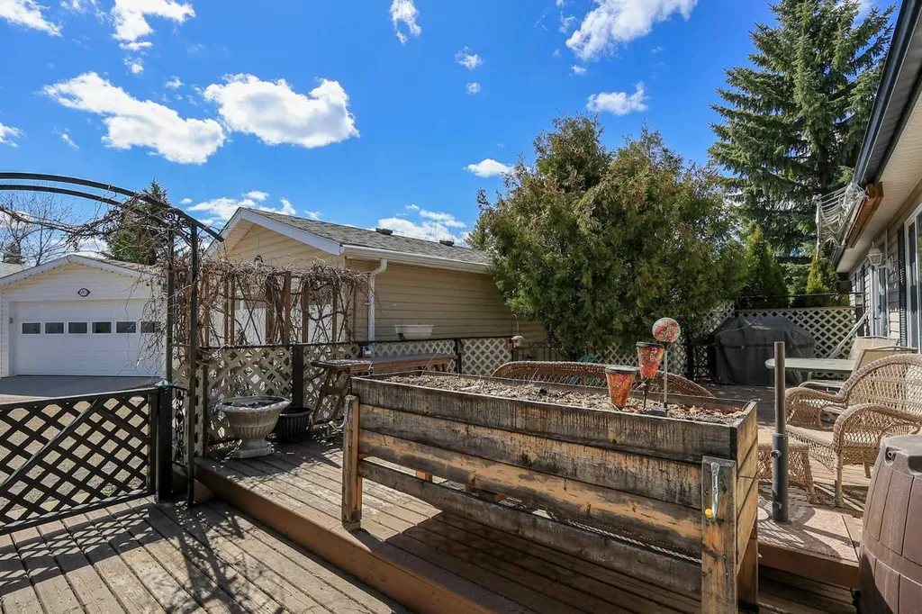 4915 Doncaster Avenue Red Deer AB T4R 2Z8