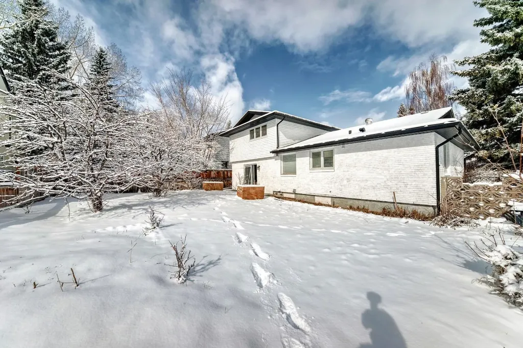 251 Cannell Place SW Calgary AB T2W 1T6