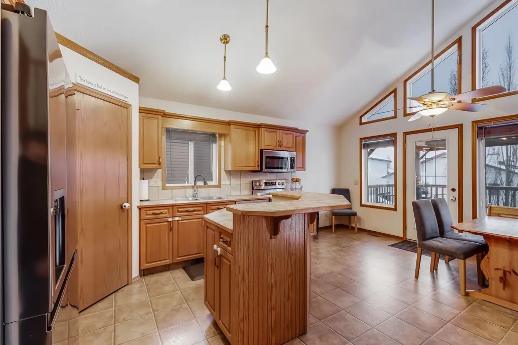 45 Thornfield Close SE Airdrie AB T4A 2K7