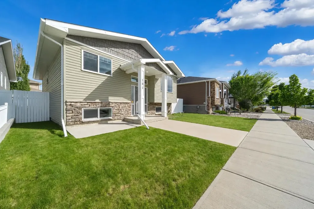 181 Somerside Road SE Medicine Hat AB T1B 0N5