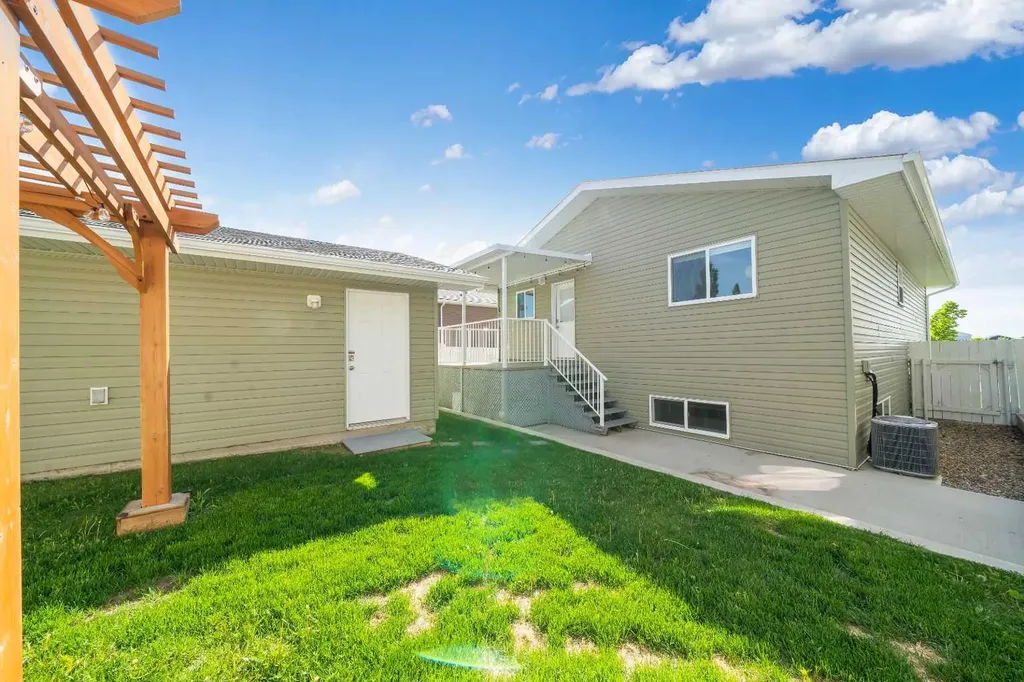 181 Somerside Road SE Medicine Hat AB T1B 0N5