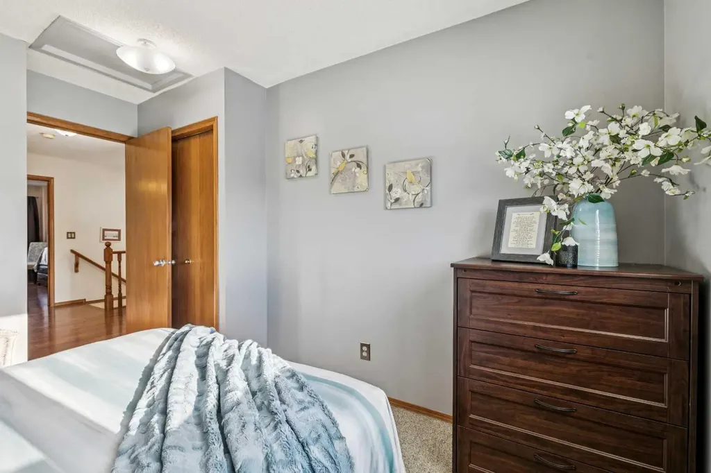 20 Macewan Ridge View NW Calgary AB T3K 3W2