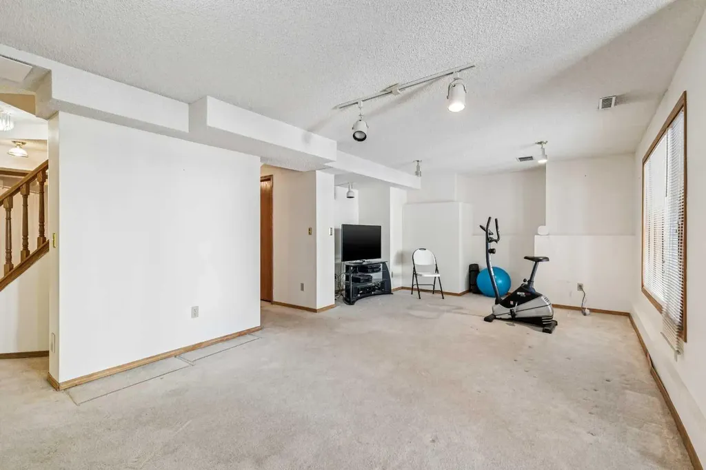 20 Macewan Ridge View NW Calgary AB T3K 3W2