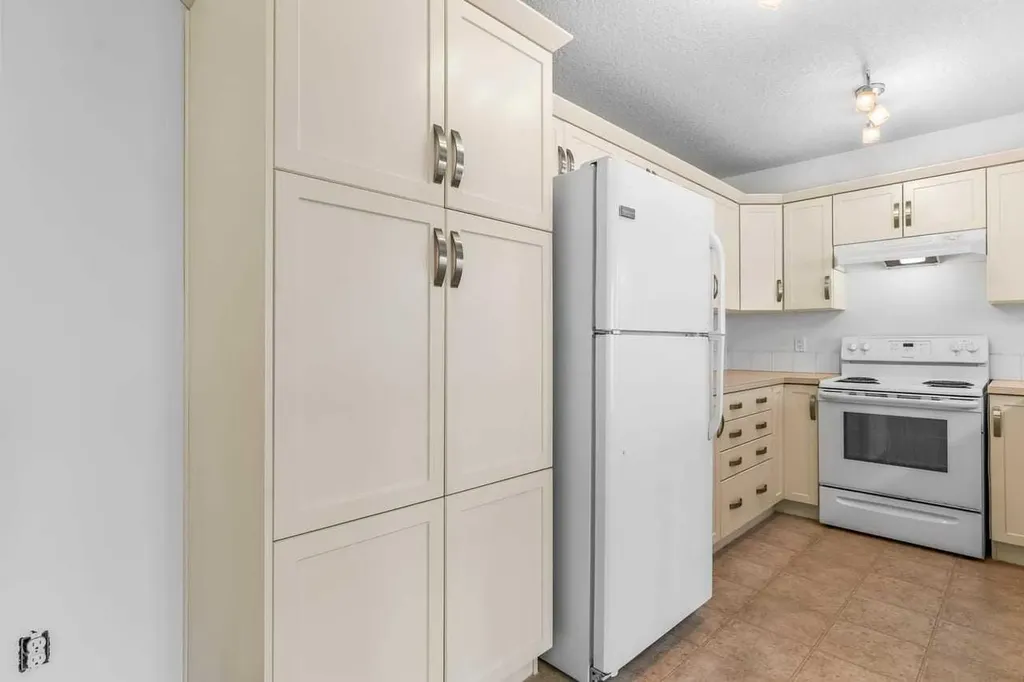 175 Panatella Hill NW Calgary AB T3K 0V9