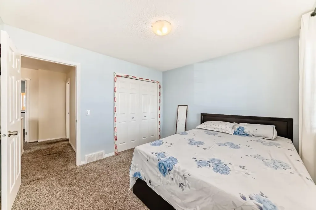 16 Saddlecrest Park NE Calgary AB T3J5E7