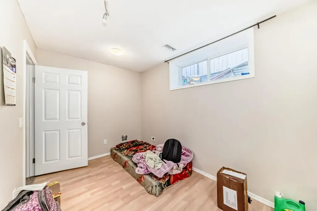 16 Saddlecrest Park NE Calgary AB T3J5E7