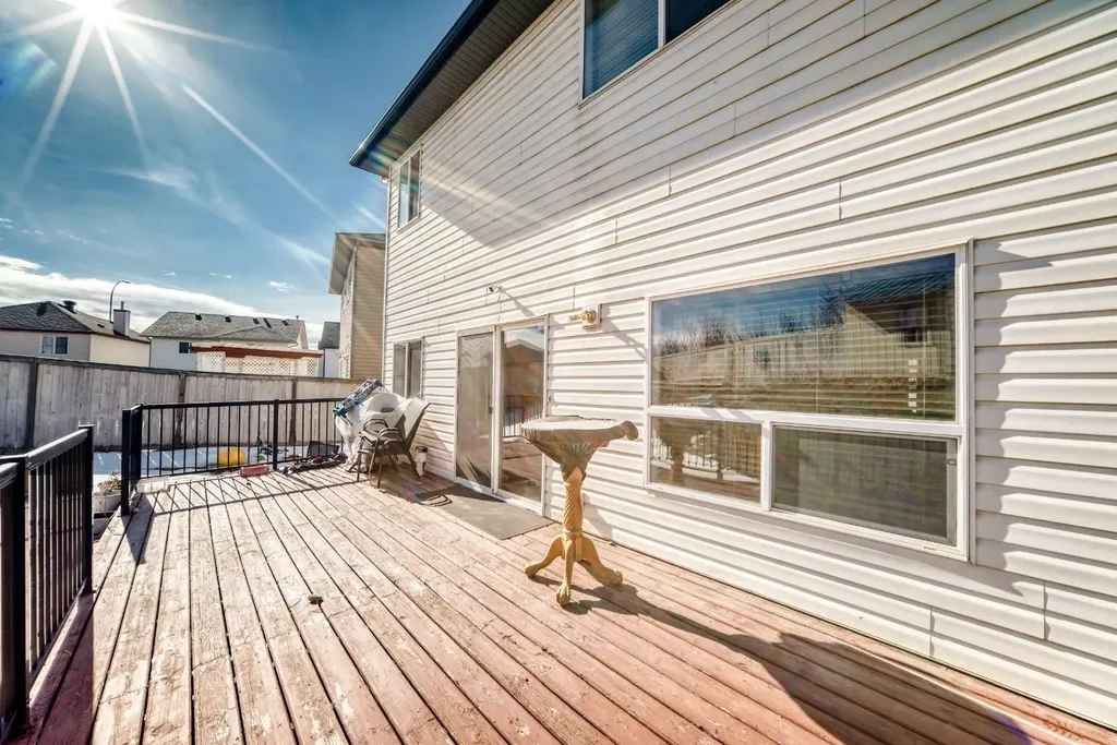 16 Saddlecrest Park NE Calgary AB T3J5E7